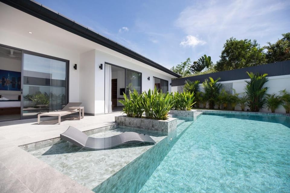 Superb 3-bedrooms pool villa in Rawai, Naiharn villa Moana Villa in Rawai