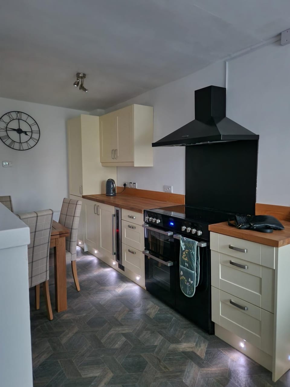 Kitchen or kitchenette, Seating area, stove