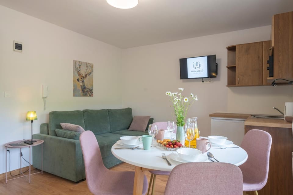 TV and multimedia, Kitchen or kitchenette, Living room, Seating area, Dining area