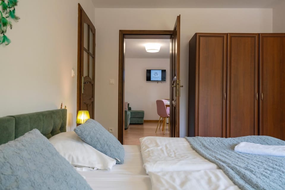 Bed, TV and multimedia, Photo of the whole room, Bedroom, towels, wardrobe