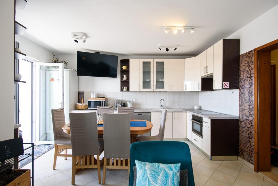 TV and multimedia, Kitchen or kitchenette, Dining area, oven, stove