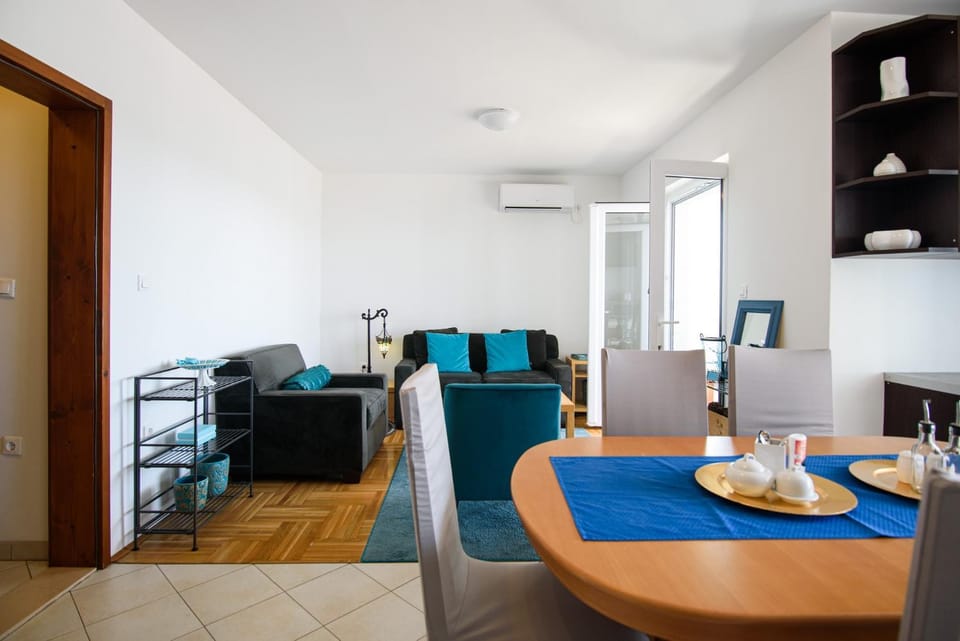 Living room, Seating area, Dining area, air conditioner