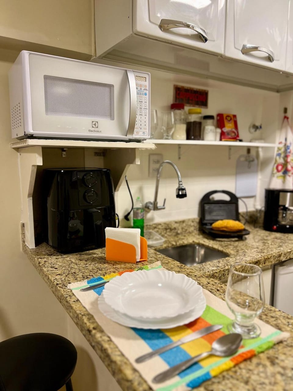 Coffee/tea facilities, Kitchen or kitchenette, minibar, oven, stove