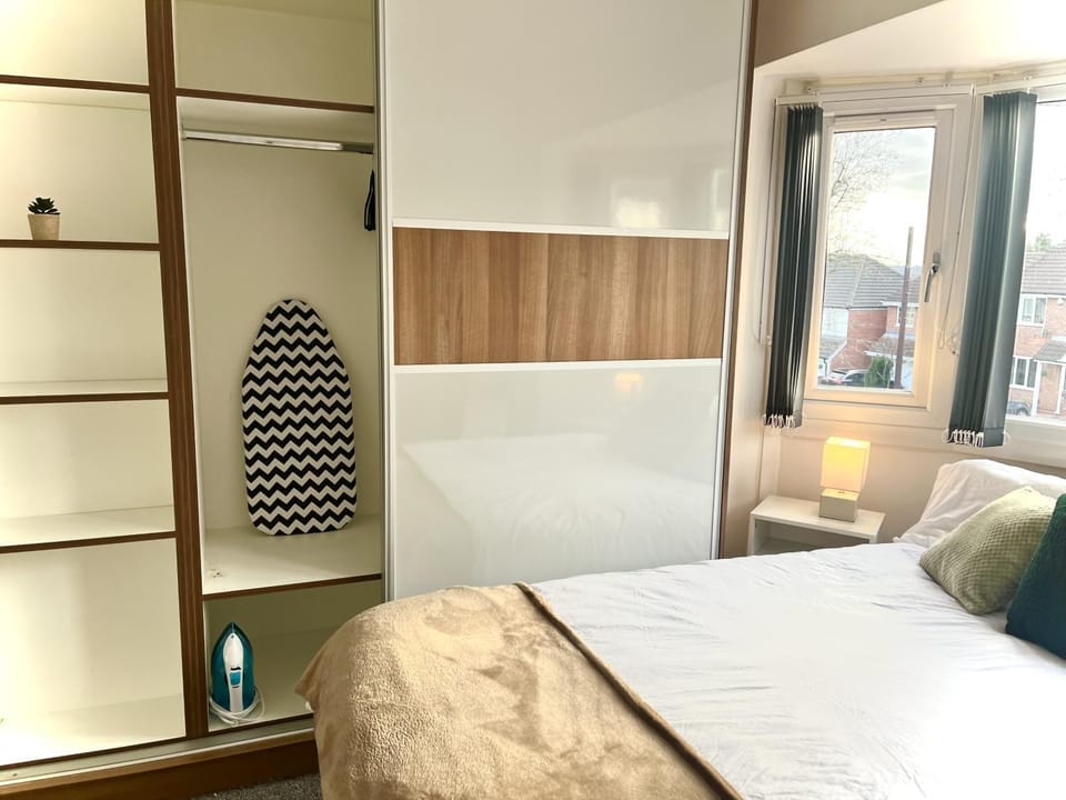 Stunning 3 Bedroom House Near Birmingham Airport and NEC House in Solihull