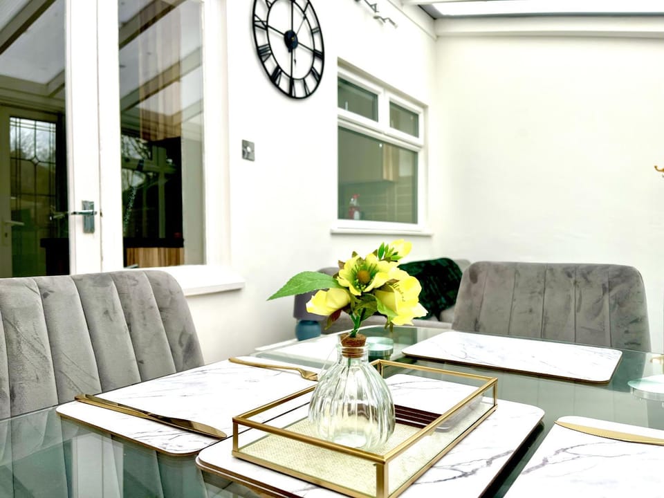 Stunning 3 Bedroom House Near Birmingham Airport and NEC House in Solihull