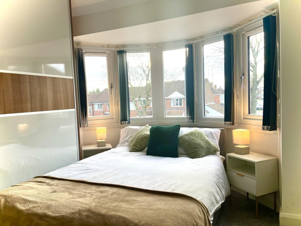 Stunning 3 Bedroom House Near Birmingham Airport and NEC House in Solihull