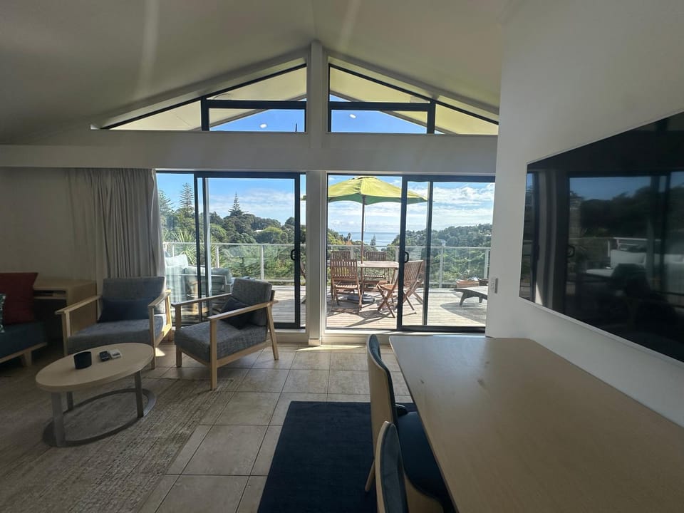View (from property/room), Balcony/Terrace, Living room, Seating area, Dining area, Sea view