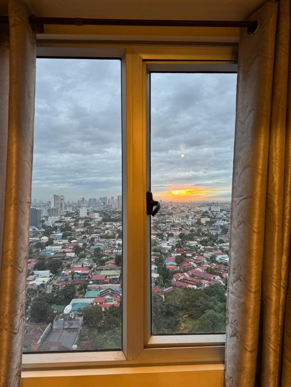 Cozy Studio Unit beside Solaire North Apartment in Quezon City