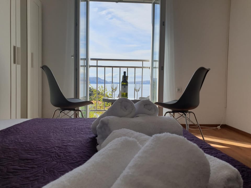 Bed, View (from property/room), Seating area, Bedroom, Sea view