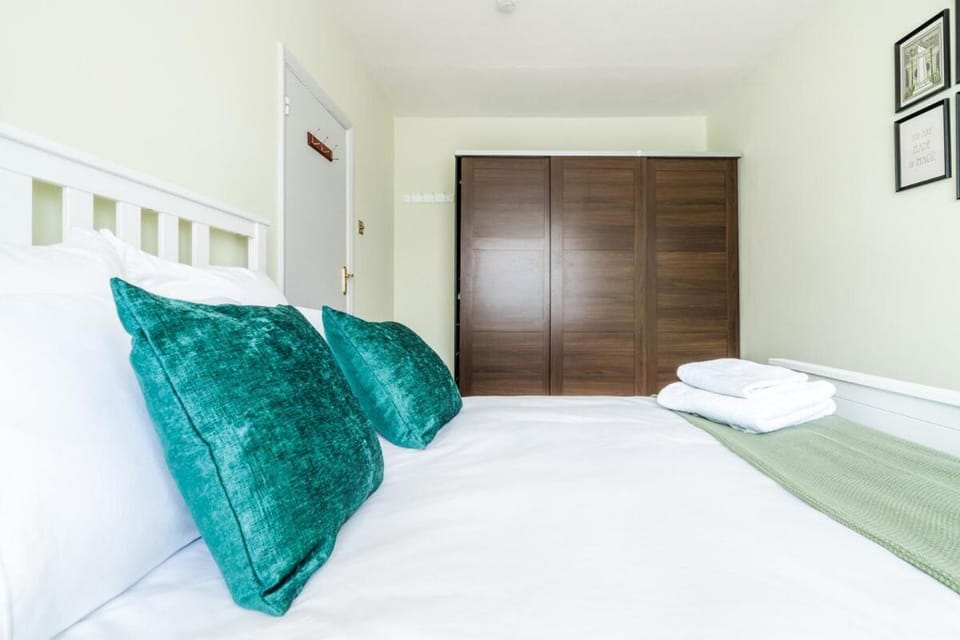 Entire 4-Bedroom Home Surrey House in London Borough of Hounslow