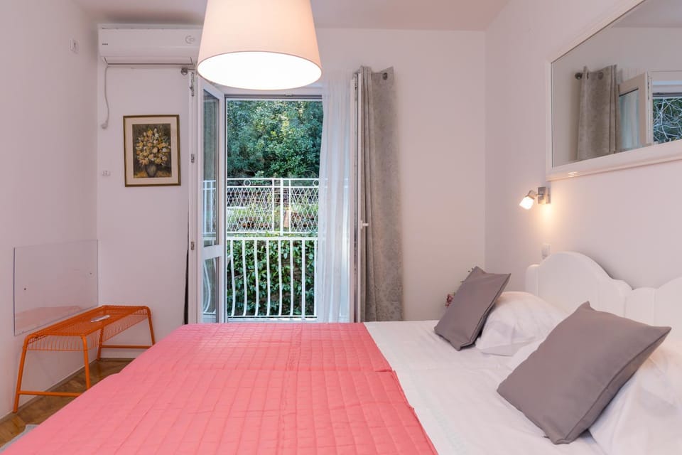 Bed, Photo of the whole room, Bedroom, air conditioner