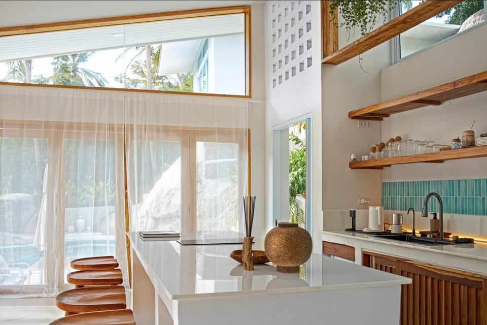 Coffee/tea facilities, Kitchen or kitchenette, Dining area