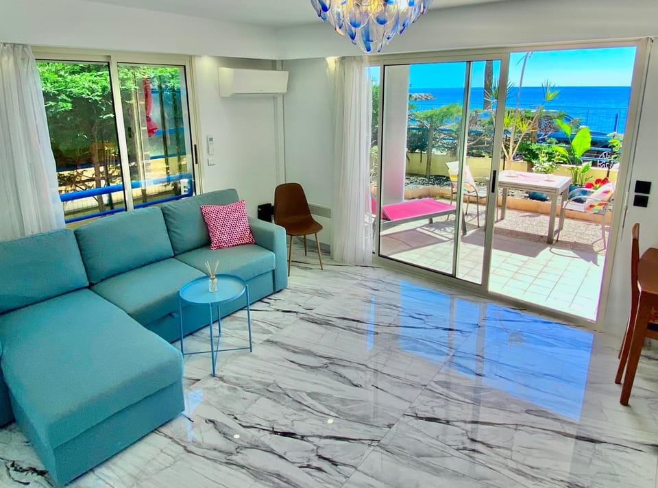 View (from property/room), Balcony/Terrace, Living room, Sea view