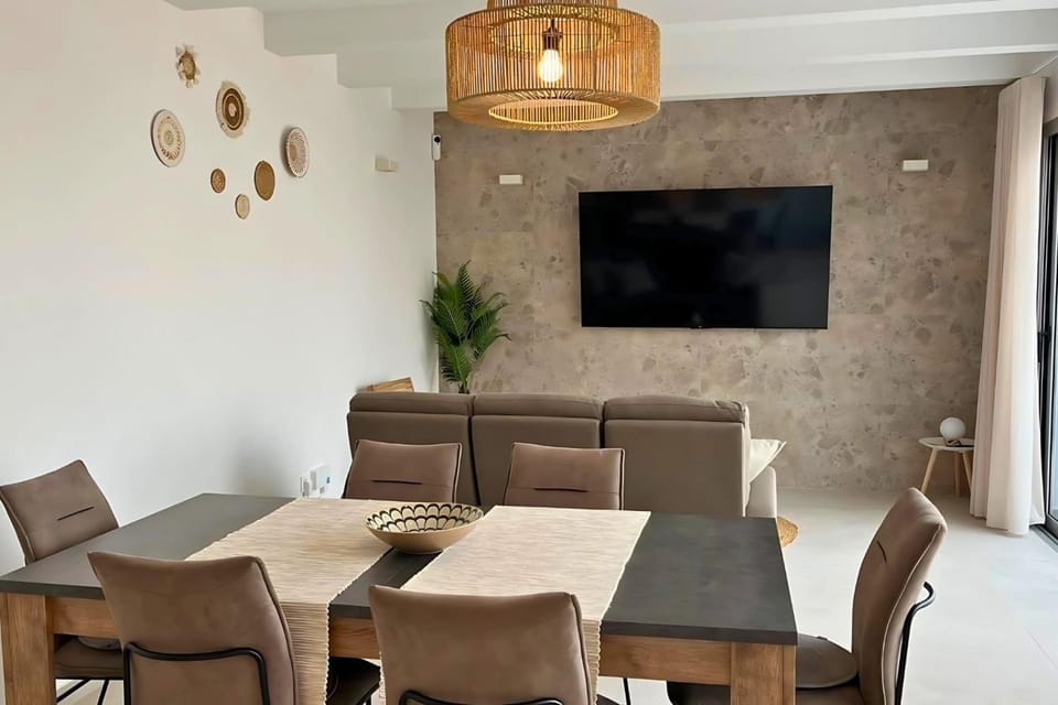 Communal lounge/ TV room, TV and multimedia, Seating area