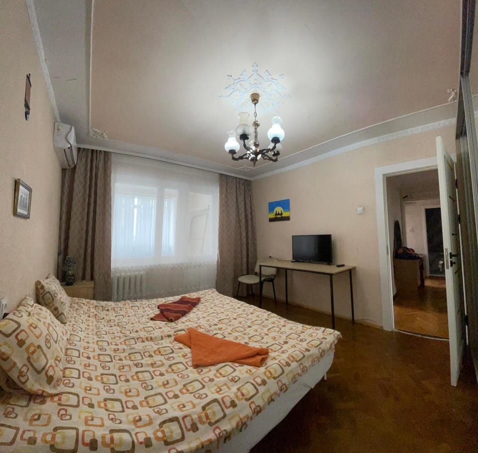 Bed, TV and multimedia, Photo of the whole room, Bedroom