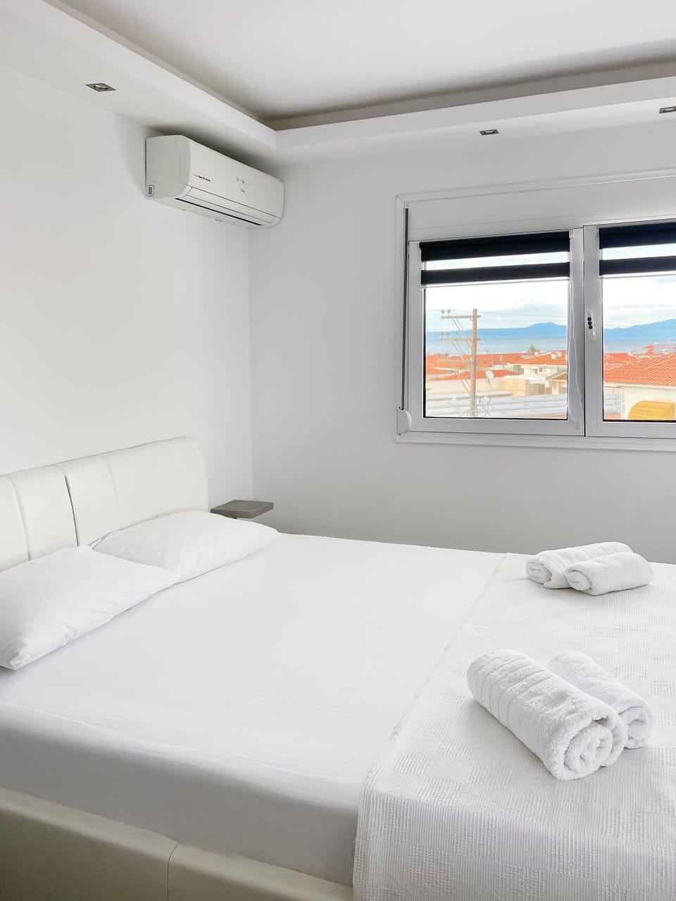 Bed, Bedroom, wardrobe, air conditioner