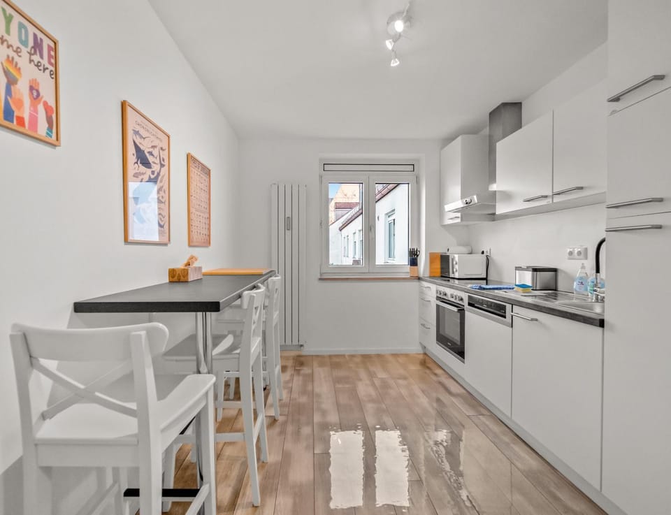 Kitchen or kitchenette, Lounge or bar, Dining area, dishwasher, microwave, minibar, oven, stove, toaster