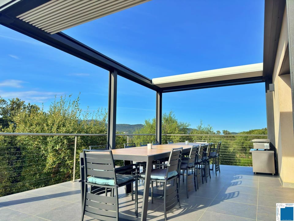 Dining area, Meals