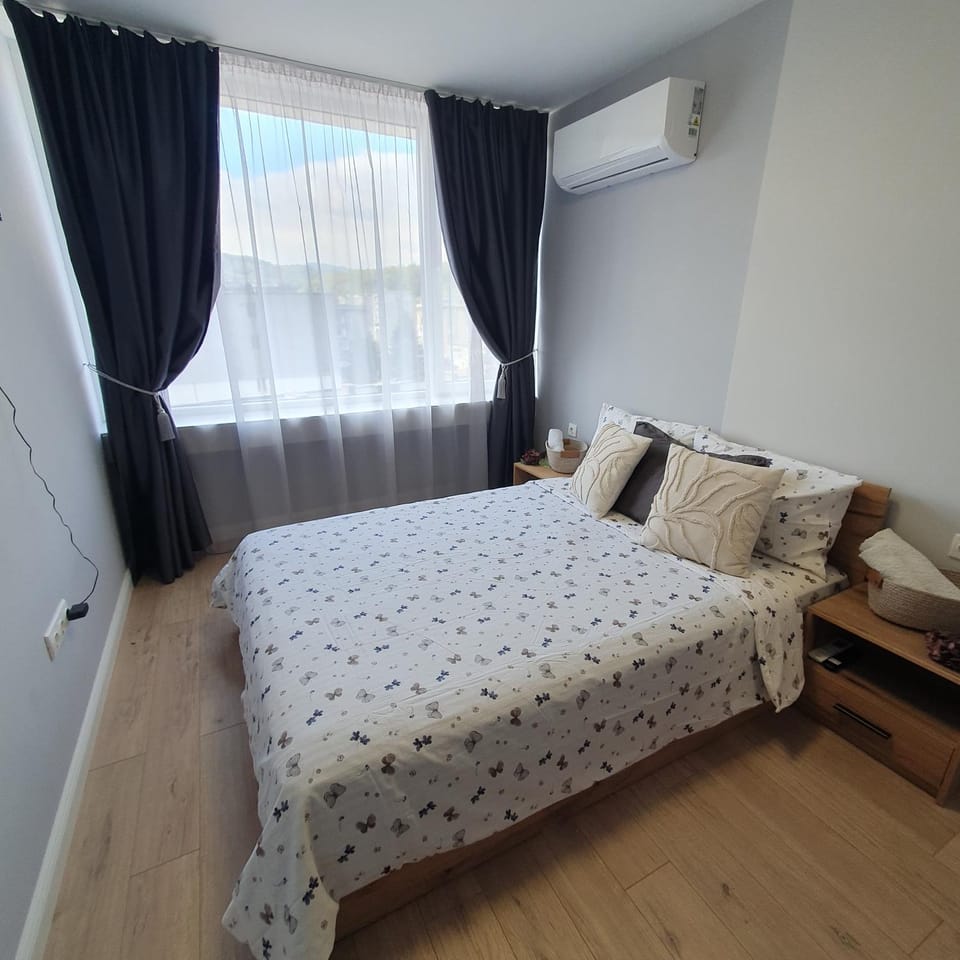 Bed, Photo of the whole room, Bedroom, air conditioner