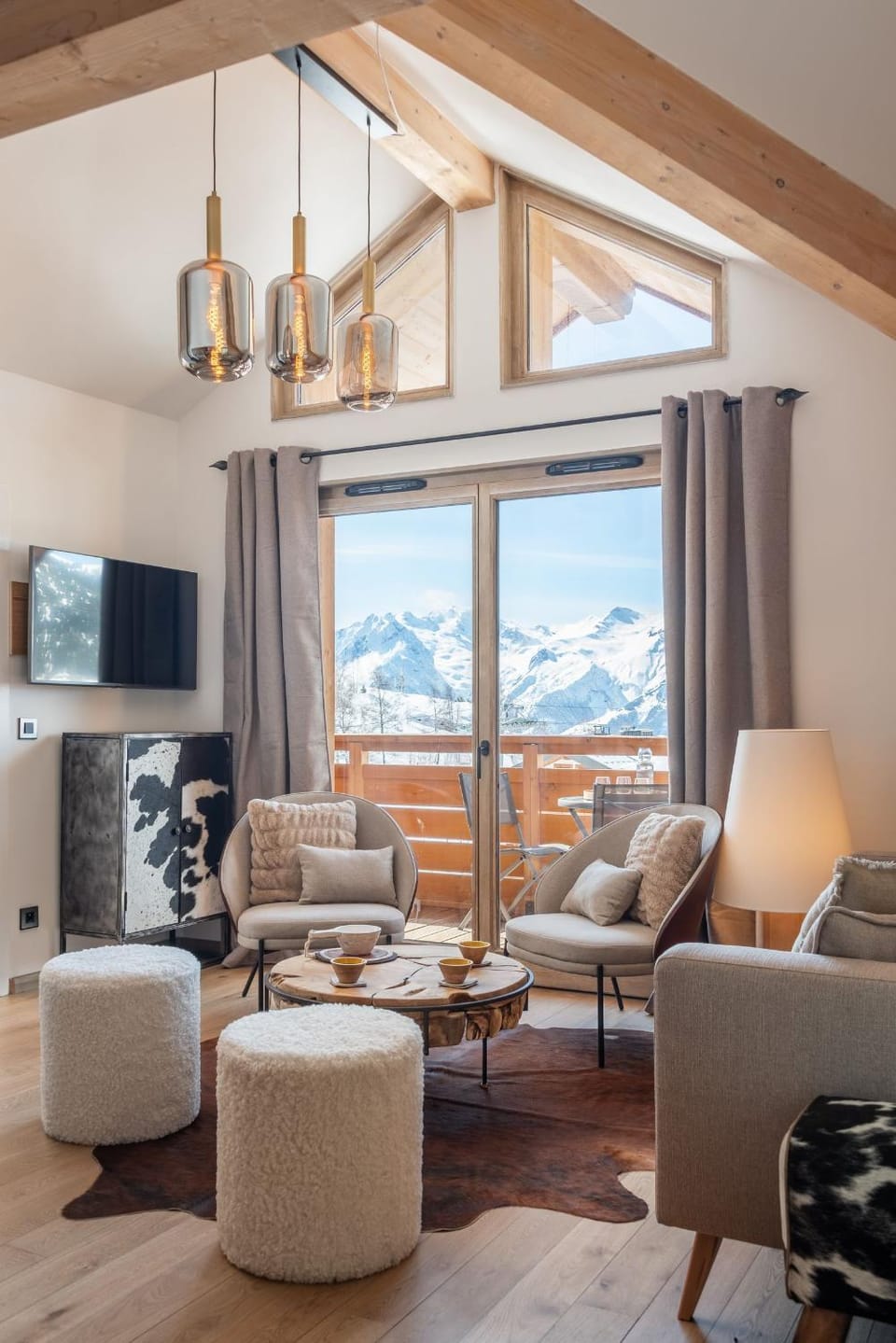 Natural landscape, TV and multimedia, Living room, Seating area, Mountain view