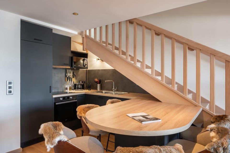 Kitchen or kitchenette, Dining area