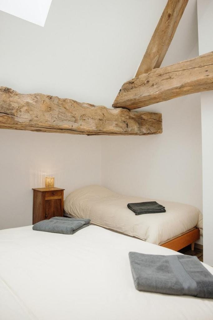 Bed, Bedroom, towels