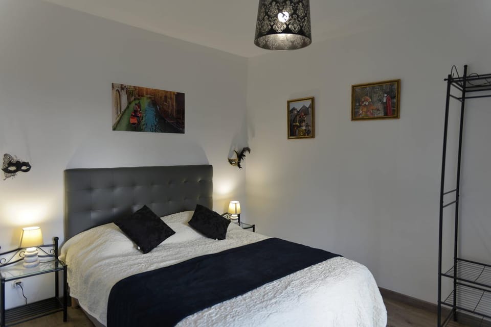 Bed, Photo of the whole room, Decorative detail, Bedroom