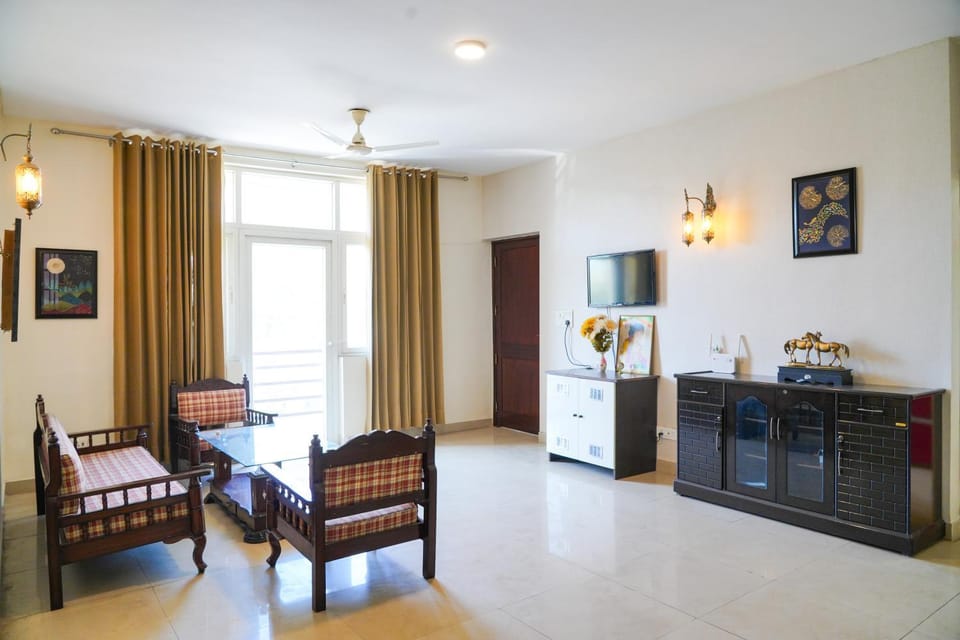TV and multimedia, Living room, Seating area, Evening entertainment