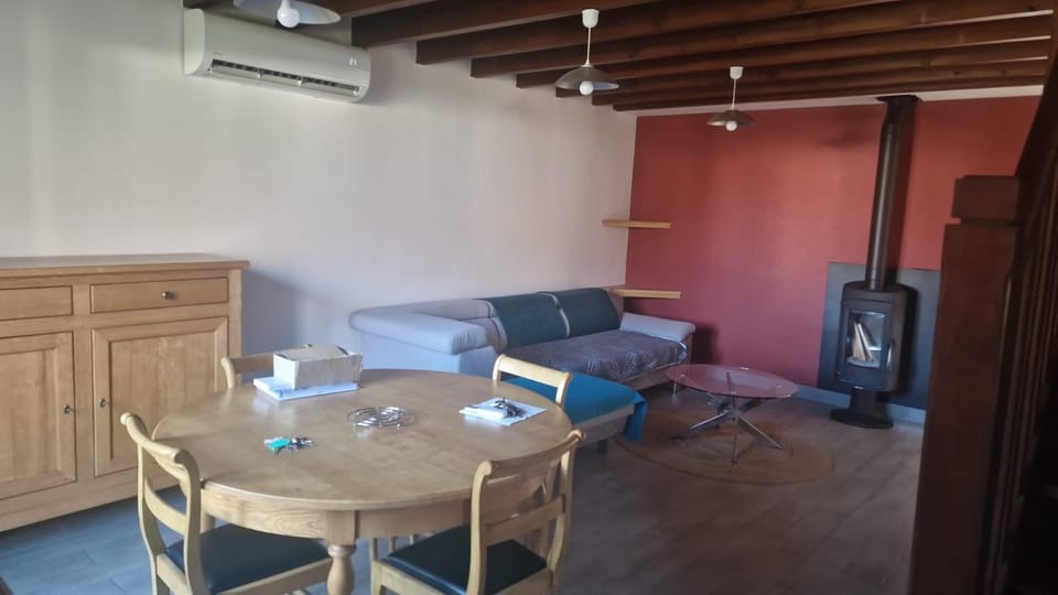Property building, Communal lounge/ TV room, TV and multimedia, Living room, Seating area, Dining area, Pets, City view, Garden view, Mountain view, fireplace, heating, pet friendly