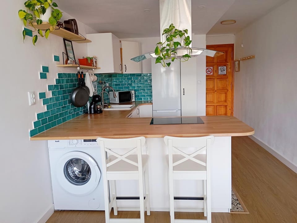 Coffee/tea facilities, microwave, washing machine, kitchen