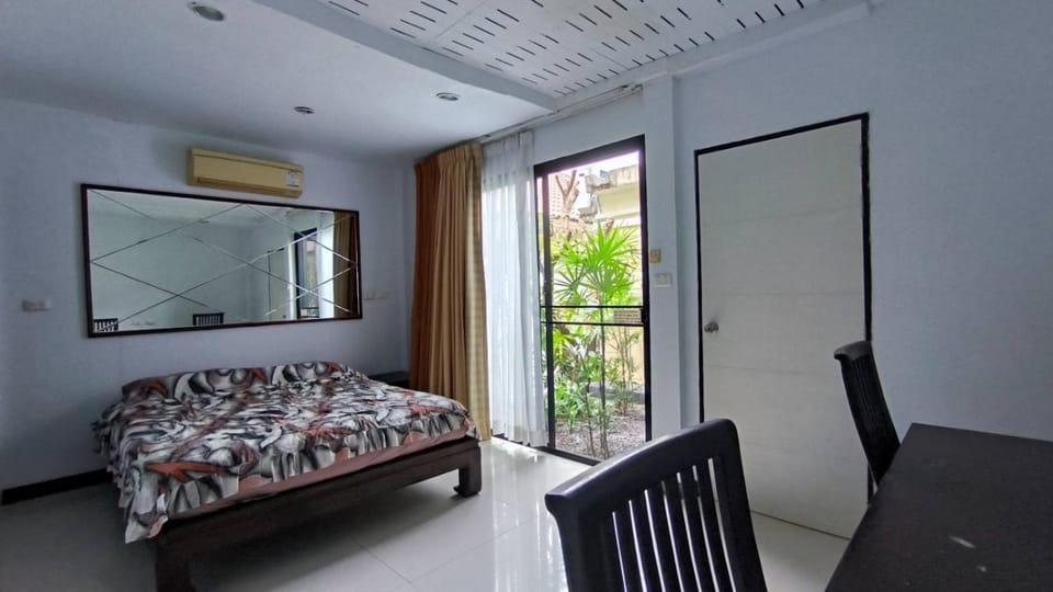 Bedroom, air conditioner