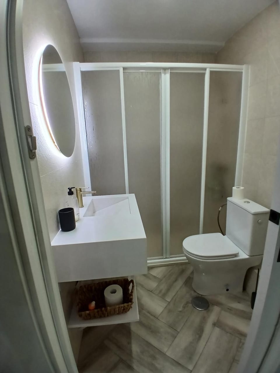 Shower, Toilet, towels