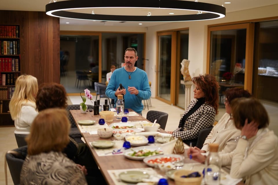 Restaurant/places to eat, People, Food, Drinks, group of guests