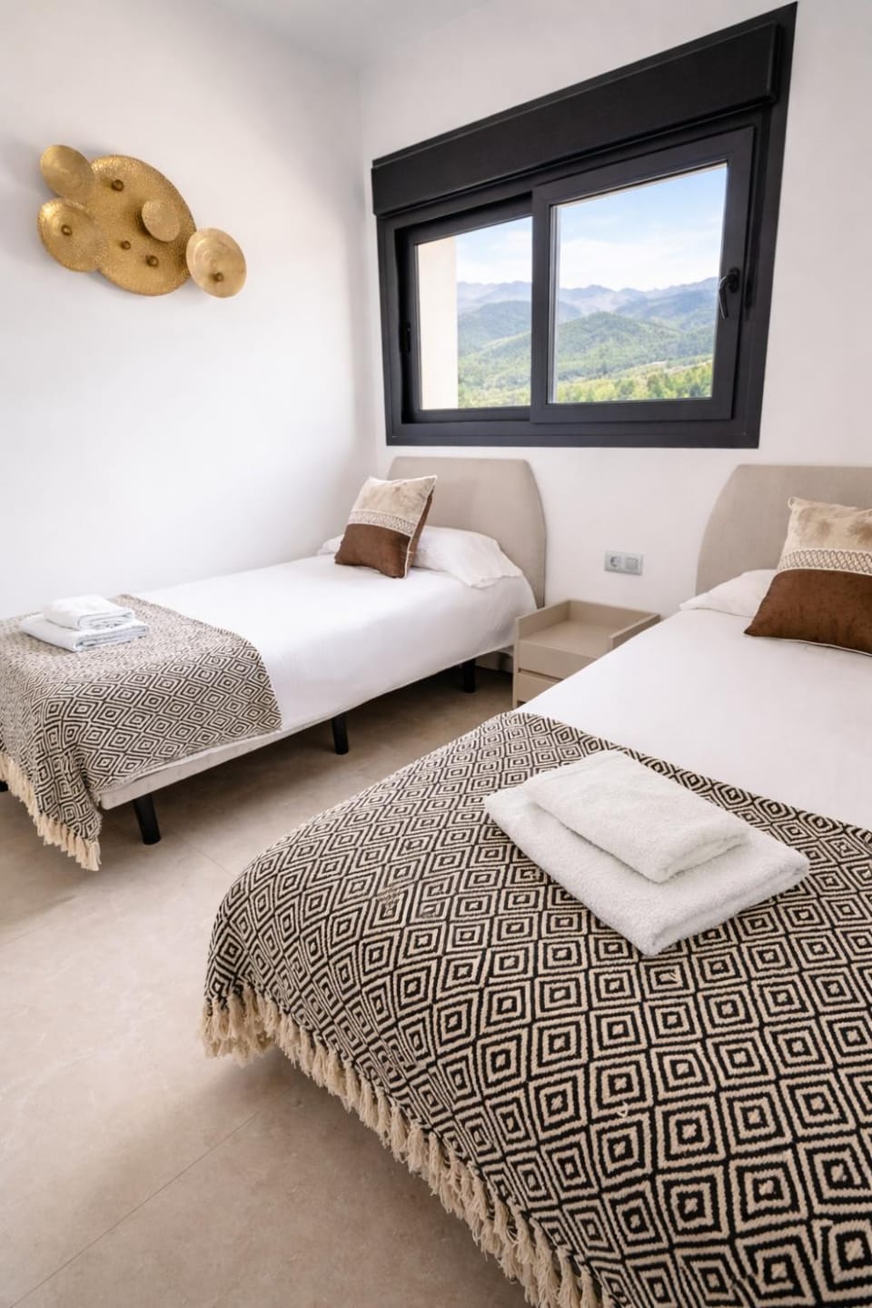 Bed, Photo of the whole room, Seating area, Bedroom, Mountain view, towels