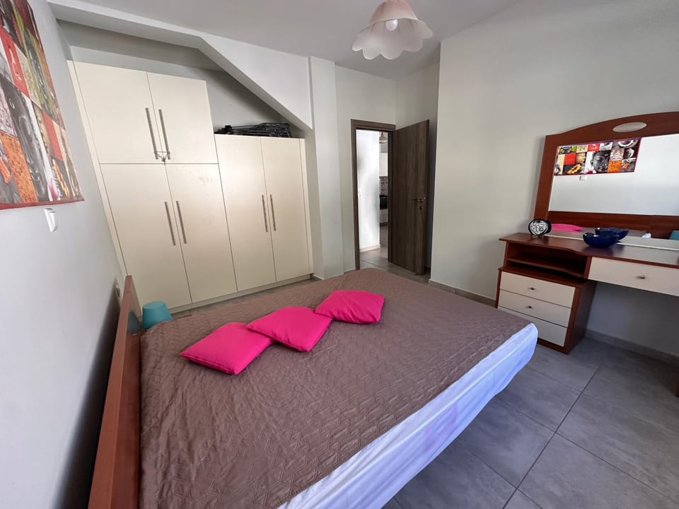 Къща с четири спални двор с барбекю House in Nea Peramos