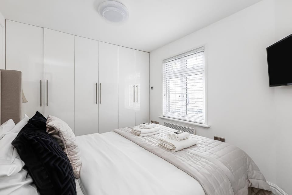 Bed, TV and multimedia, Bedroom, towels, wardrobe
