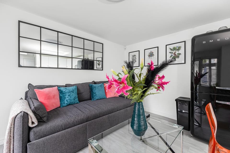 Living room, Seating area, Evening entertainment