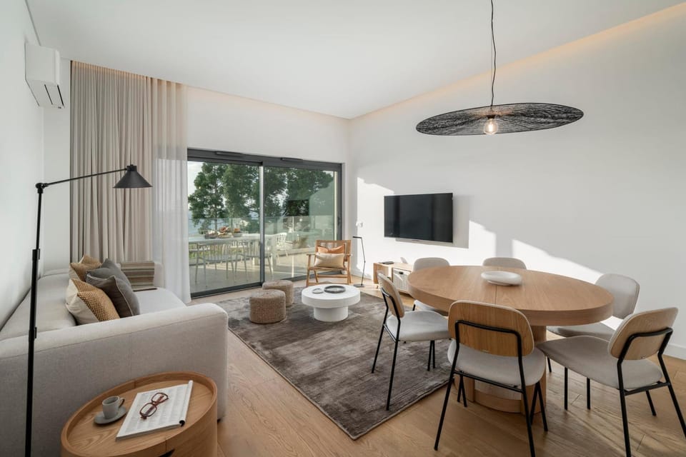 TV and multimedia, Living room, Seating area, Dining area