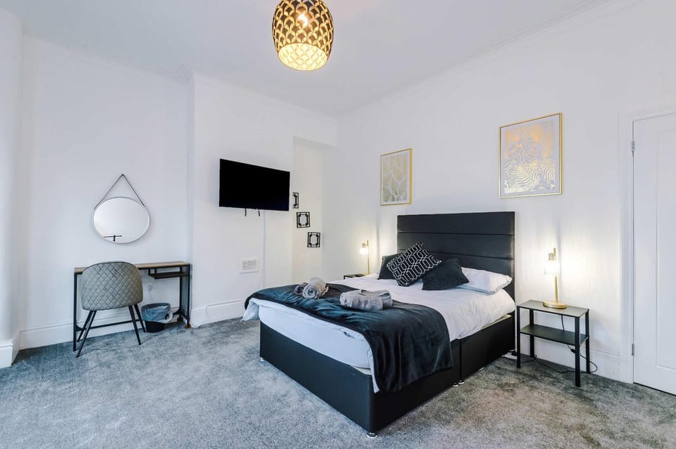 Bed, TV and multimedia, Photo of the whole room, Bedroom