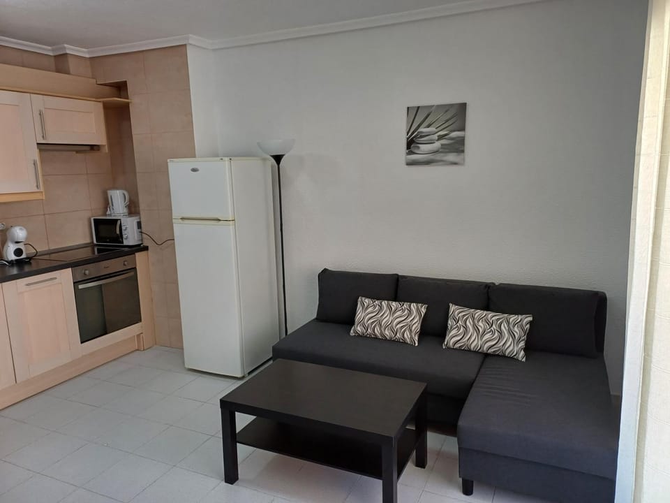 Coffee/tea facilities, Kitchen or kitchenette, Living room, Seating area, Dining area, oven, stove, toaster