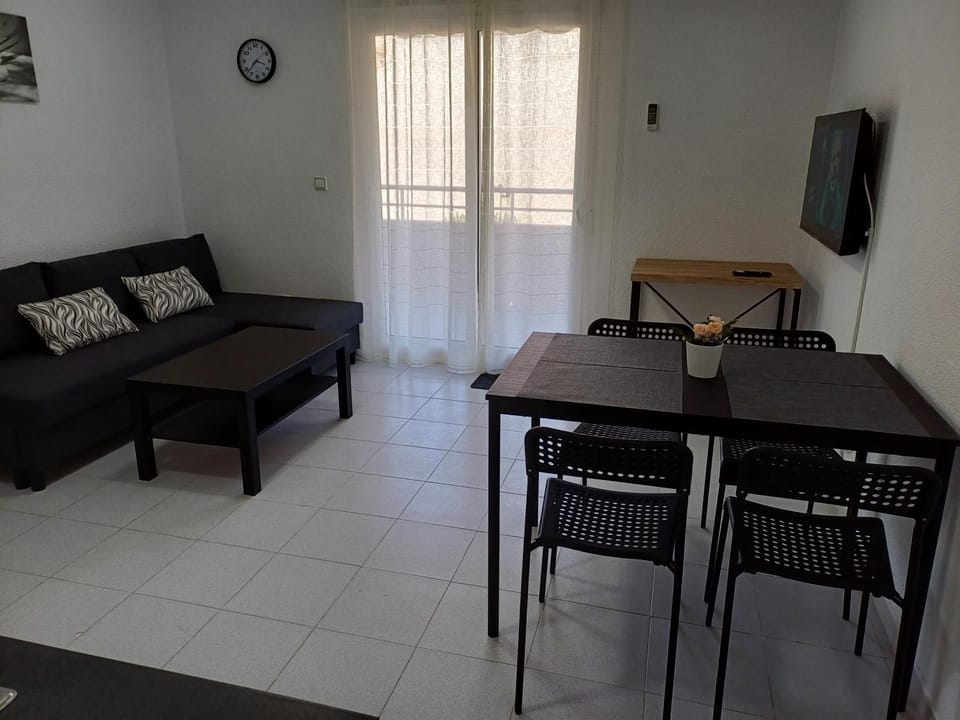 Communal lounge/ TV room, TV and multimedia, Living room, Seating area, Dining area, Evening entertainment