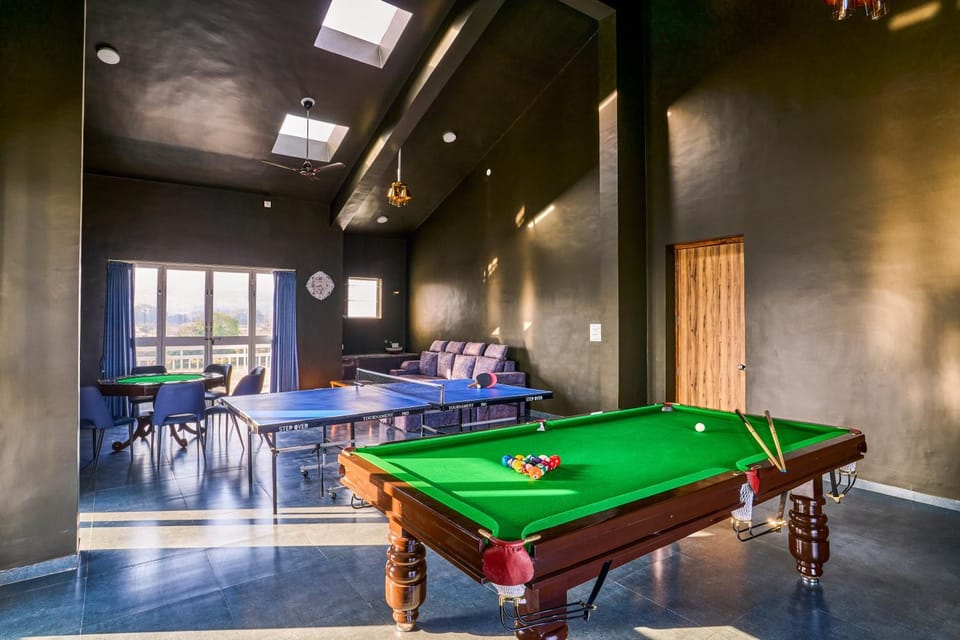 Billiard, Game Room