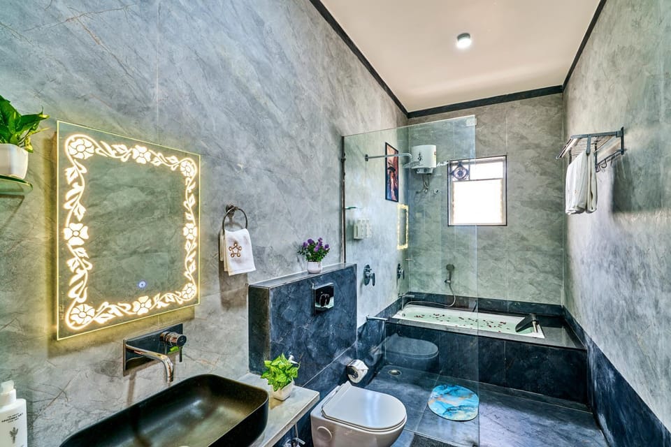 Shower, Toilet, Bathroom, Bath, towels