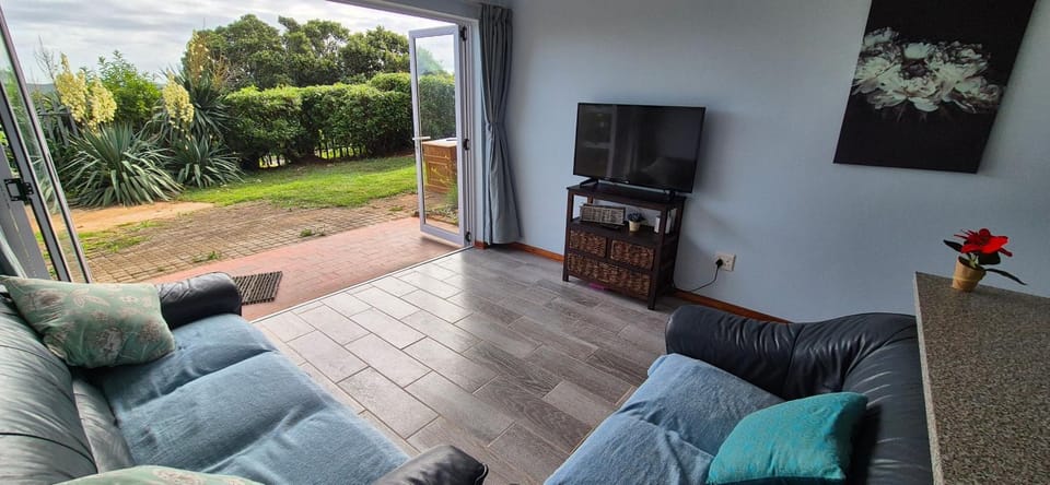 Garden, TV and multimedia, Living room, Seating area, Garden view