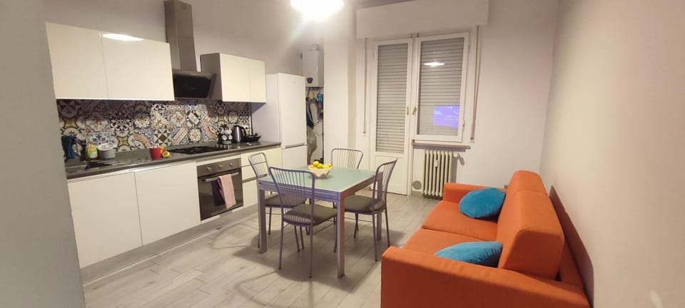 Kitchen or kitchenette, Living room, Seating area, Dining area, oven, stove