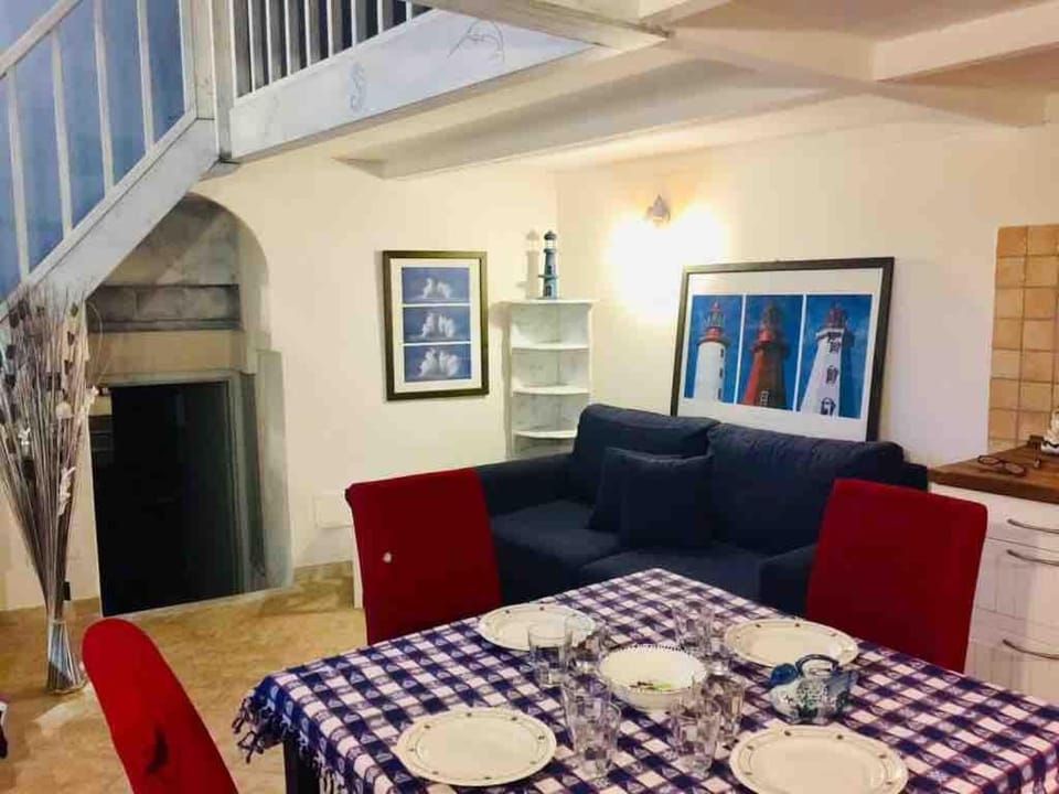 Old Town, 2 bedrooms, 1 living room, mezzanine with bed Apartment in Menton