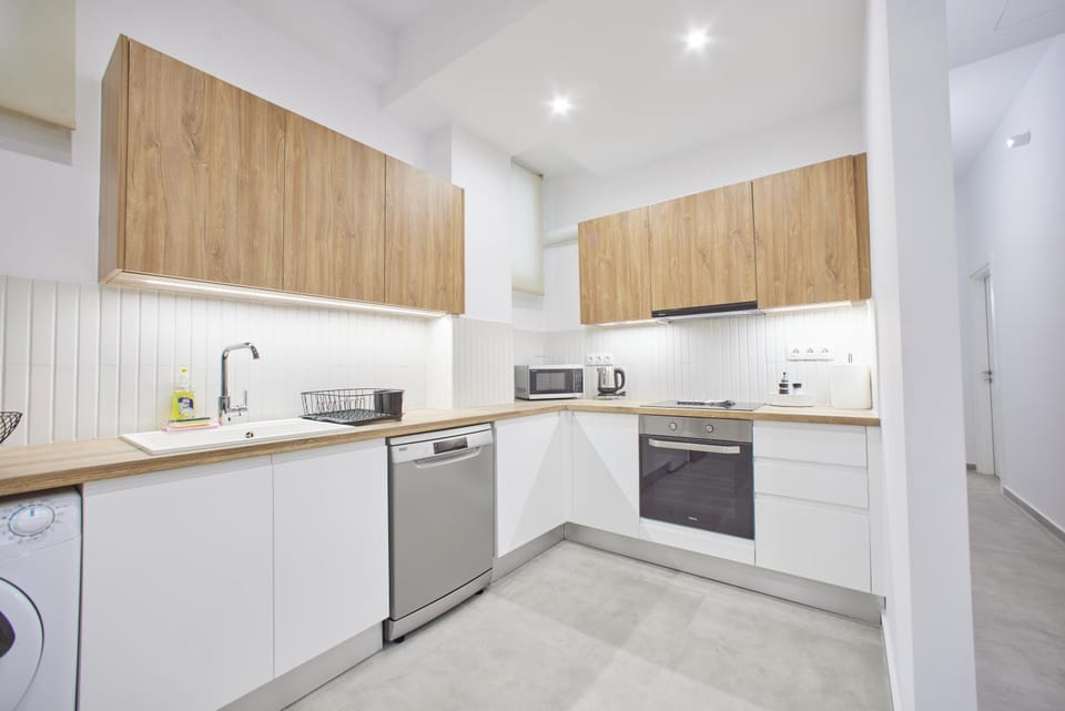 Coffee/tea facilities, Kitchen or kitchenette, dishwasher, minibar, oven, stove, washing machine