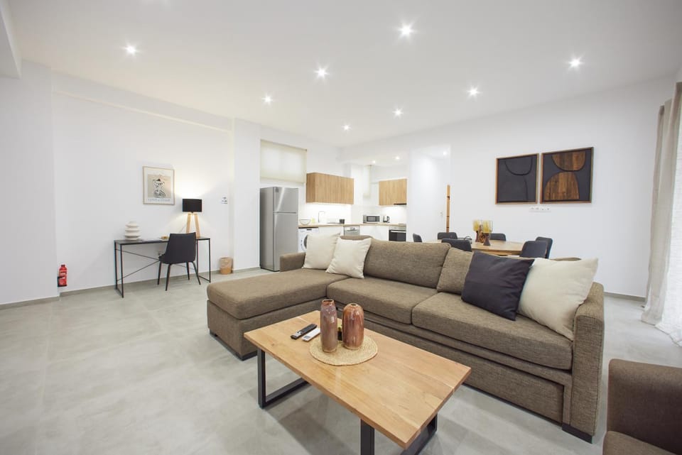 TV and multimedia, Living room, Seating area, internet, air conditioner