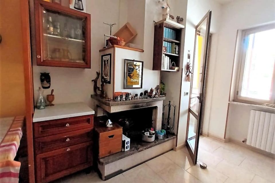 Kitchen or kitchenette, fireplace