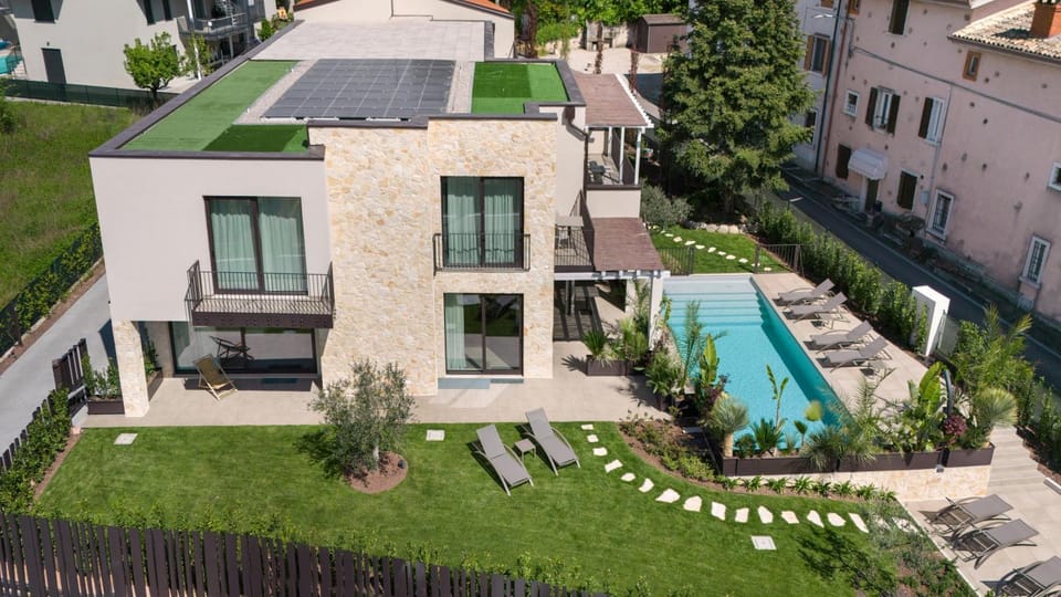 Property building, Garden view, Pool view, sunbed